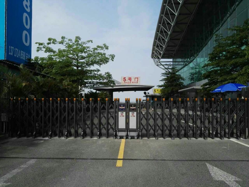 深圳机场伸缩门