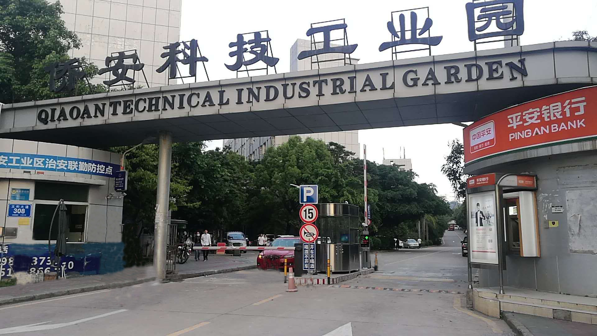 深圳侨安工业园不锈钢伸缩门现场案例